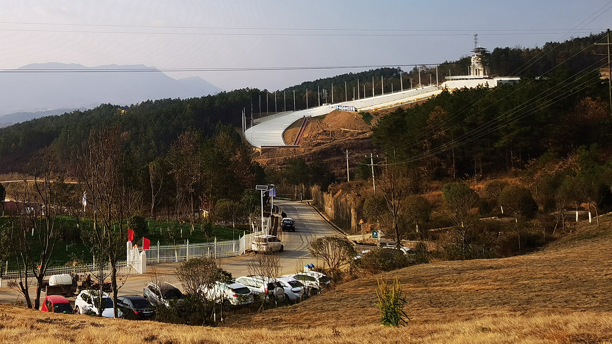 One more chinese city that doesn't get snow is covered with golden mushroom  dry ski mat